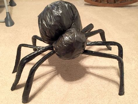 Diy Halloween House Decorations, Scary Halloween Decorations Outdoor Diy, Spider Diy, Diy Halloween Spider, Porta Halloween, Halloween Decorations Outdoor Porch, Diy Spider, Scary Halloween Decorations Outdoor, Dekorasi Halloween