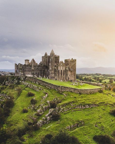 Rock Of Cashel Ireland, Cashel Ireland, Munster Ireland, Rock Of Cashel, Best Of Ireland, Medieval Fortress, Beautiful Castles, The Kings, Ireland Travel