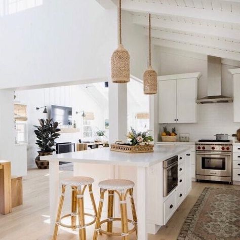 Camille Styles on Instagram: “So fresh and so clean for a brand new year! ✨ Anyone else on a major organizing streak this weekend? I’ve been organizing the pantry, and…” Surf Shack Interior, California Cottage, Boho Beach House, Kombi Home, Surf House, Surf Shack, Beach Cottage Decor, Boho Kitchen, Chic Kitchen