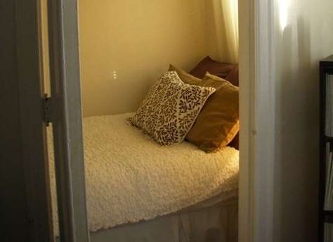 A bedroom in a closet! Great idea for living in a studio or making a tiny guest room if you don't have an extra bedroom Bedroom In A Closet, Tiny Guest Room, Sleeping Nook, Bed Nook, Closet Planning, Bedroom Nook, Built In Bed, Extra Bedroom, King Bedroom