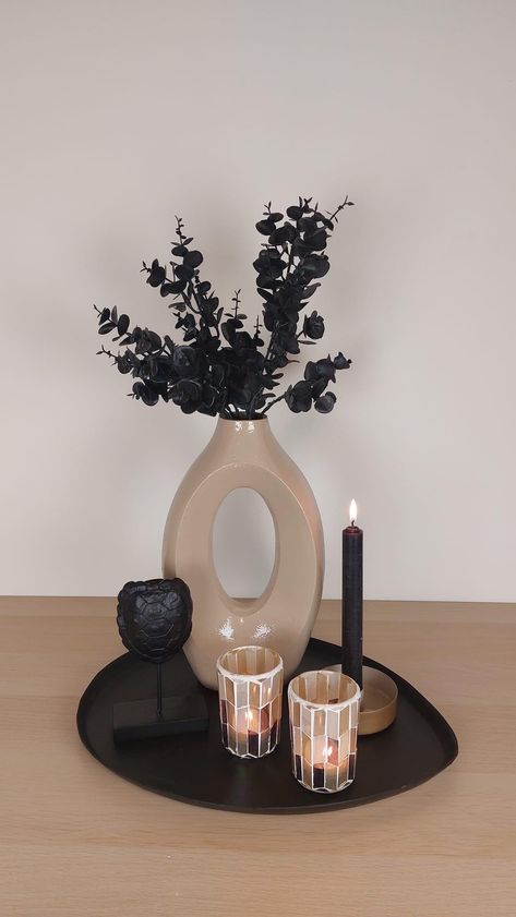 Center Table Decor, Black Bedroom Decor, Table Centerpieces For Home, Beautiful Bedroom Decor, Apartment Decorating Living, Small Room Design Bedroom, Cute Furniture, Table Decor Living Room, Future Apartment Decor