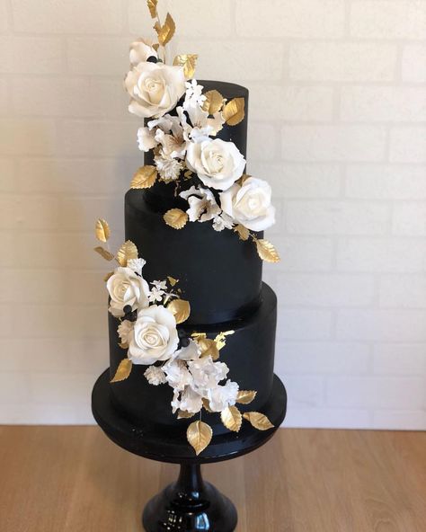 Black And Gold Wedding Cakes Elegant, Black And Gold Wedding Cake, 1920s Cake, Bowling Wedding, Black White And Gold Wedding, Gold Cakes, Modern Wedding Cakes, Black Wedding Cake, White And Gold Wedding Cake