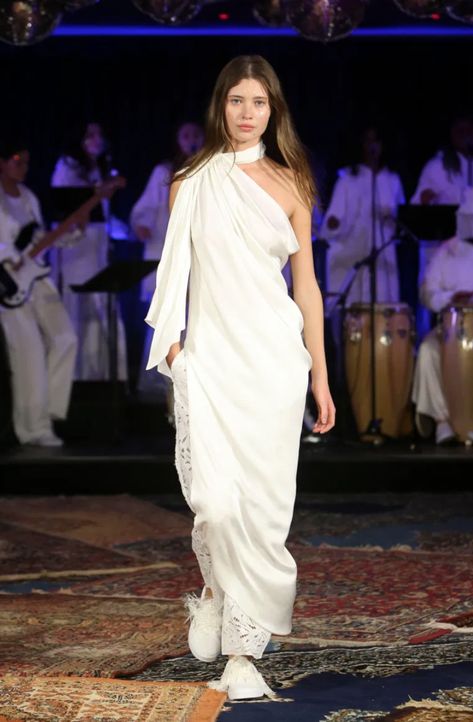 Asymmetric neckline inspired by the "toga" greek styling - with a sporty edge. Toga Greek, Toga Outfit, Greek Toga, Greek Theme, Graphic Minimalist, Trend Analysis, Asymmetric Neckline, Minimalist Dresses, Inspired Dress