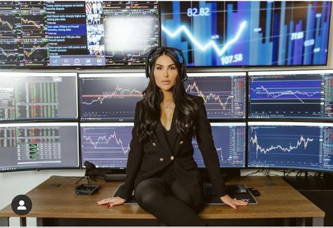 Forex Trader Lifestyle Women, Trader Woman, Trader Girl, Trader Lifestyle, Trading Goals, Employee Id Card, Smart Woman, Forex Trading Strategies Videos, Crypto Money