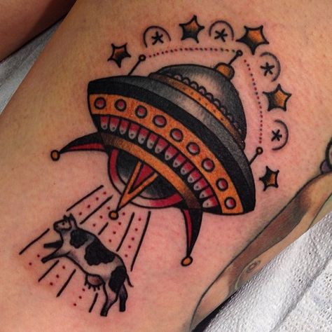 Ufo cow abduction Nerdy American Traditional Tattoo, Traditional Tattoos Funny, Funny Traditional Tattoos, Alien Spaceship Tattoo, Alien Abduction Tattoo, Abduction Tattoo, Alien Tattoos, Spaceship Tattoo, Comic Book Tattoo