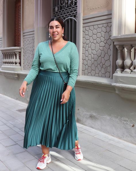 Yes, You Can Wear a Maxi Skirt in Winter—Here's How Maxi Skirt Outfits, Plus-koon Muoti, Maxi Skirt Winter, Model Rok, Fashion Week Dresses, Winter Maxi, Moda Curvy, Plus Size Looks, Look Plus Size