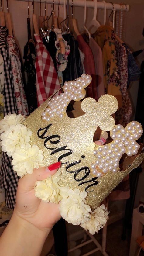 Gold Senior Crown Ideas, Crown Day Spirit Week, Senior Homecoming Crowns, Senior Crown Decoration Ideas, Diy Senior Crown, Graduation Crown Ideas, Senior Year Crown Ideas, Burger King Crown Decorated Senior, Senior Crown Ideas 2024