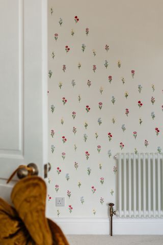 Diy Stamp Wallpaper, Hand Painted Wall Flowers, Hand Stamped Wallpaper, Handpainted Wallpapers Diy, Diy Hand Painted Wall Pattern, Wall Stamp Painting, Painted Wallpaper Diy, Floral Stencil Wall, Diy Painted Wallpaper