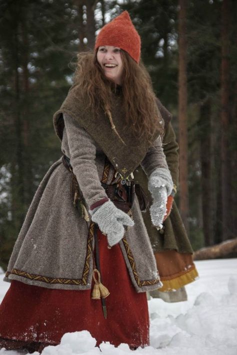 Norse Clothing, Viking Garb, Lovely Pic, Aged Clothing, Medieval Garb, Viking Reenactment, Viking Dress, Viking Costume, Viking Women