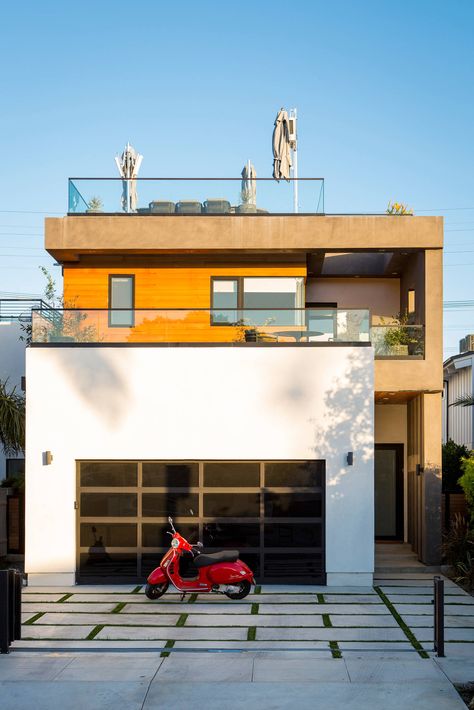 Venice Art House - Contemporary - Exterior - Los Angeles - by Lori Dennis, ASID, LEED AP | Houzz California Beach House Decor, Venice Beach Art, Exterior Beach House, Venice Beach House, Greek Ideas, Venice House, Venice Italy Photography, California Beach House, California Life