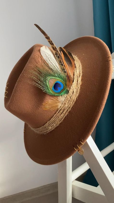 Diy Leather Hat, Cowboy Hat Design, Custom Cowboy Hats, Cowboy Hat Bands, Custom Made Hats, Mens Hats Fashion, Felt Cowboy Hats, Painted Hats, Women Hats Fashion