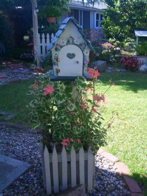 Birdhouse Mailbox by Mo's Cottage, via Flickr Mailbox Planter, Mailbox Garden, Mailbox Makeover, Mailbox Landscaping, Painted Mailboxes, Unique Mailboxes, Diy Mailbox, Mailbox Design, Mailbox Decor