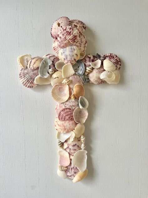 Seashell Cross, Sea Shell Art, Shell Cross, Beach Room Decor, Beach Themed Crafts, Coastal Crafts, Cross Wall Art, Seashell Projects, Seashell Wall Art