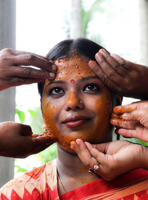 The Real Story Behind The Indian Beauty Remedies You See On Instagram+#refinery29uk Indian Beauty Secrets, Italian Beauty Secrets, French Beauty Secrets, Celebrity Beauty Secrets, Korean Beauty Secrets, Beauty Tips In Urdu, Natural Beauty Remedies, Overnight Beauty, Natural Beauty Diy