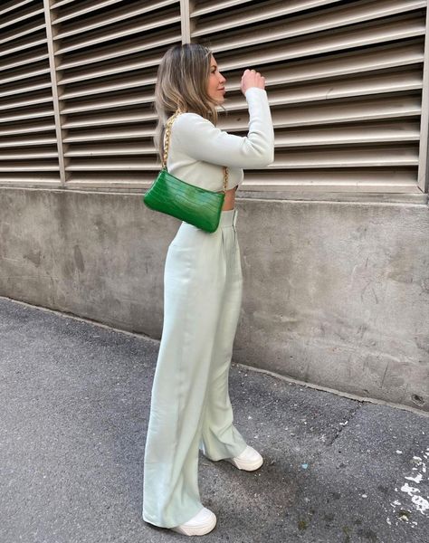 Green Bag Outfit Ideas, How To Style Green Bag, Green Purse Outfit Summer, Outfit With Green Purse, Light Green Purse Outfit, Green Bag Outfit Summer, Light Green Bag Outfit, Green Accessories Outfit, Green Handbag Outfit