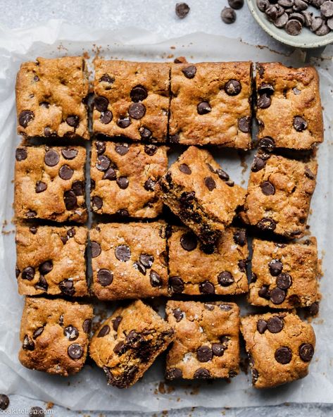 Choc chip blondies - Bo's Kitchen Aquafaba Recipes, Chocolate Oatmeal Bars, Chocolate Chip Blondies, Chocolate Chip Bars, Sugar Free Vegan, Peanut Butter Chocolate Chip Cookies, Chocolate Chip Cookie Bars, Chocolate Oatmeal, Pumpkin Chocolate Chips