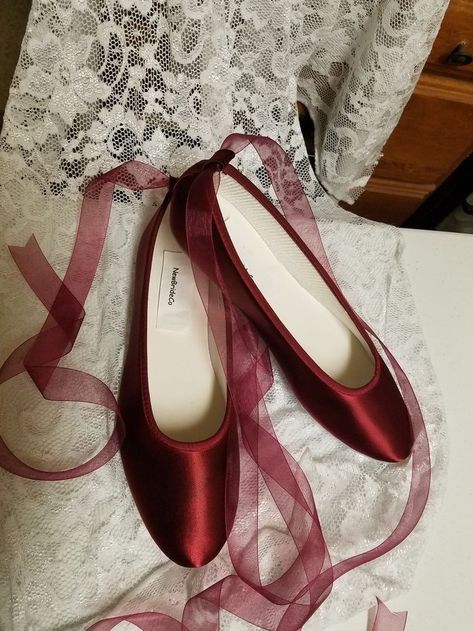 Romeo I Julia, Flats With Ankle Strap, Burgundy Flats, Minimalist Bride, Dr Shoes, Ballerina Style, Red Aesthetic, Pretty Shoes, Style Minimalist