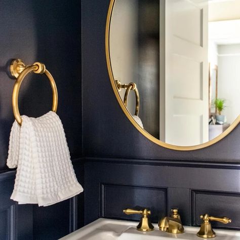 75 Beautiful Wainscoting Powder Room Pictures & Ideas - August, 2021 | Houzz Half Bath Ideas Powder Rooms, Powder Bathroom Ideas Half Baths, Wainscoting Powder Room, Powder Room With Pedestal Sink, Transitional Powder Room Ideas, Pedestal Sink Ideas, Powder Room Pedestal Sink, Powder Room Storage, Transitional Powder Room