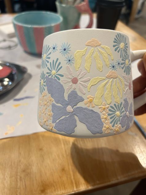 Pottery Painting Ideas Small Bowls, Pottery Glaze Design Ideas, Painted Mug Aesthetic, Pot Glazing Ideas, Drawing On Mugs Ideas, Painted Pottery Mug Ideas, Mug Pottery Designs, Nature Pottery Painting Ideas, Ceramic Mug Art Ideas