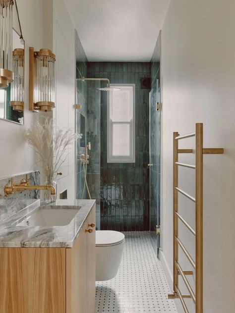 This Soothing London Pied-à-Terre Is a Refuge for One World Traveler | Architectural Digest Aesthetic Bathroom Decor, 20 Aesthetic, Stand Alone Tub, Narrow Bathroom, Dining Sofa, Aesthetic Bathroom, Wet Room, Custom Built Ins, Set Of Drawers