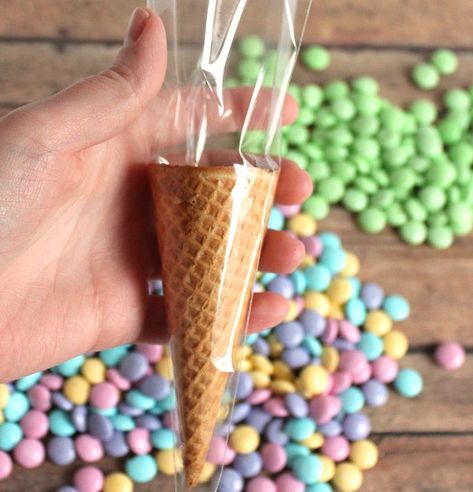 Make these cute Easter treats with an ice-cream cone and M&Ms. They look like carrots! Free printable "Bunny Bait" tag to tie onto the bag. Cute Easter Treats, Diy Osterschmuck, Easter Party Food, Bunny Bait, Easter Snacks, Crafts Easter, Diy Ostern, Easter Goodies, Easter Decorations Diy Easy