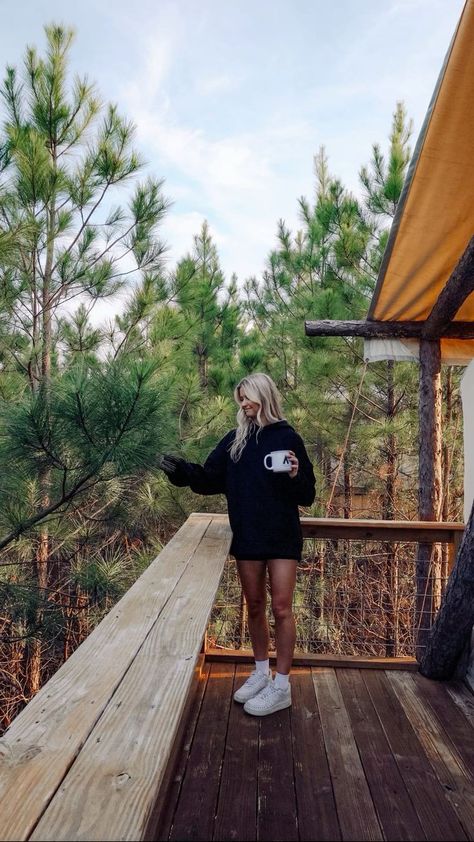 Colorado Outfit Inspo Summer, Glamping Instagram Pictures, Spring Cabin Outfit, Cabin Summer Outfits, Cabin Party Aesthetic, Cottage Outfits Aesthetic, Camping Trip Outfits, Cute Cabin Outfits, Summer Cabin Outfit