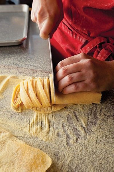 Make Foolproof Fettuccine for your #OnePotPasta Food Carts, Pasta Fatta In Casa, Homemade Noodles, Pasta Dough, Pasta Noodles, Fresh Pasta, Homemade Pasta, Linguine, Tortellini