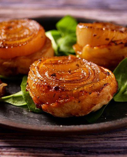 Recette Mini tartes tatin aux petits oignons sur Chefclub daily | chefclub.tv Chefclub Tv, Salmon Burgers, Baked Potato, Baking, Ethnic Recipes