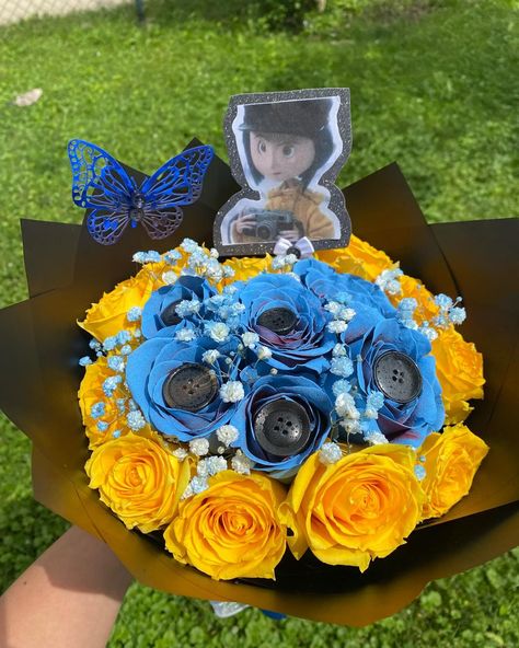 Coraline themed rose bouquet💙✨ . . . . . . #explorepage #smallbusiness #beginnerflorist🎀 #roses #coralinejones #coraline #coralinebouquet #buttons #cute #pretty Coraline Gift Basket, Coraline Bouquet, Birthday Ramos, Ribbon Flowers Bouquet, Coraline Jones, July 12, Ribbon Flowers, Coraline, Rose Bouquet