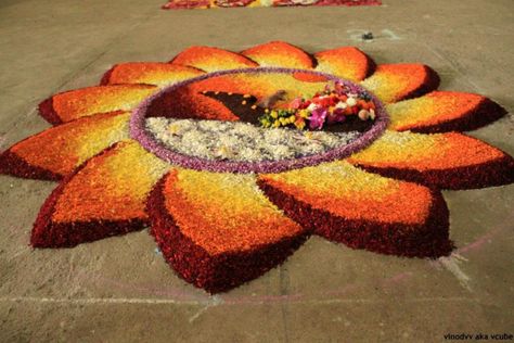 50 Most Beautiful Pookalam Designs for Onam Festival | Read full article: http://webneel.com/pookalam-designs-onam | more http://webneel.com/drawings | Follow us www.pinterest.com/webneel Onam Pookalam Design, Onam Pookalam, Pookalam Design, Indian Rangoli Designs, Diwali Design, Nature Mandala, Onam Festival, Rangoli Simple, Indian Rangoli