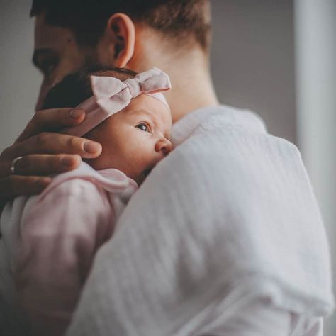 Dad holding baby - newborn life from a dad's perspective Foto Newborn, Pumping Moms, Baby Sleep Problems, Dad Baby, Foto Baby, Foto Tips, Holding Baby, Pregnant Mom, Newborn Baby Photography