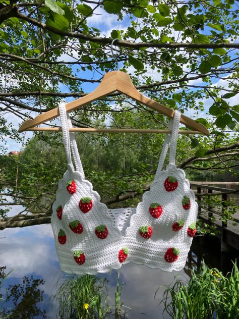 Crochet crop top with strawberries Crochet Studio, Top Crop Tejido En Crochet, Top Aesthetic, Crochet Top Outfit, Crochet Strawberry, Crochet Crop Top Pattern, Mode Crochet, Cozy Crochet, Crochet Business