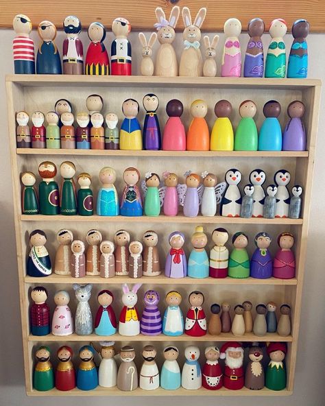 Peg Doll Storage, Peg Doll Farmer, Wooden Peg People Ideas, Peg Doll Display, Peg Doll Painting, Woodland Peg Dolls, How To Make Peg Dolls, Painted Peg Dolls, How To Paint Peg Dolls