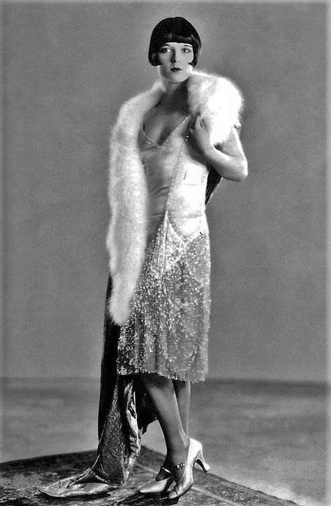 Louise Brooks wearing Chanel gown 1920s Inspired Fashion, Style Année 20, Chanel Resort, 1920 Fashion, Louise Brooks, Chanel Cruise, Flapper Girl, 20s Fashion, 1920s Flapper