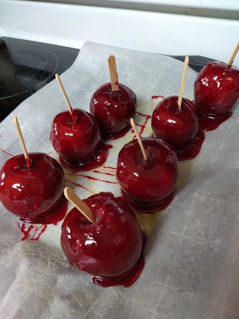 State Fair Red Candy Apples #justapinchrecipes Red Candy Apples, Dry Apples, Red Hots Candy, Candy Apple Recipe, Polka Dot Cakes, Hot Candy, Caramel Apples Easy, Grease 2, Cookie Sheets