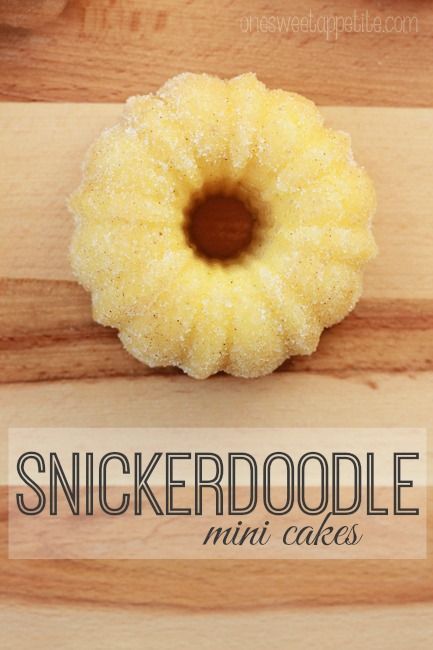 Snickerdoodle Cake Recipe, Cheesecake Speculoos, Mini Bunt Cake, Bundt Pan Recipes, Snickerdoodle Cake, Bundt Recipes, Nothing Bundt Cakes, Mini Bundt, Mini Bundt Cakes