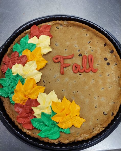 Fall Message Cookie Ideas, Construction Cookie Cake, Fall Themed Cookie Cake, Fall Anniversary Cake, Fall Cookie Cakes Decorated, Fall Inspired Cakes, Halloween Cookie Cakes Ideas, Thanksgiving Cake Decorating Easy, Fall Message Cookies