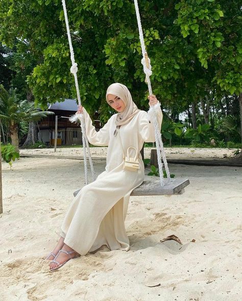 Hijab Pantai Style, Beach Hijab Outfit Ideas, Hijab Beach Outfit, Hijabi Beach Outfit, Hijab Outfit Aesthetic, Beach Outfit Hijab, Summer Fashion Outfits Beach, Hijabi Fashion Summer, Beach Hijab