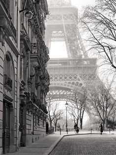 Eiffel Tower Photography, Paris Black And White, Black And White Photo Wall, Paris Wallpaper, Black And White City, Black And White Picture Wall, Black And White Landscape, Paris Aesthetic, Paris Photography