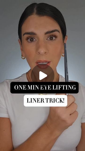 How To Make Eyes Look Less Tired, Eye Makeup Lift Eyes, 5 Minute Eye Makeup, Makeup To Lift Eyes, Eye Makeup For Wrinkled Eyelids, Heavy Eyelid Makeup, Droopy Eyes Eyeliner, Makeup For Tired Eyes, Droopy Eyelids Makeup