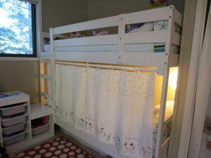 Bottom Bunk Bed Ideas, Bunk Bed Privacy Ideas, Bottom Bunk Decor, Girls Shared Bedroom Ideas Bunk Beds, Loft Bed Curtains Diy, Diy Bunk Bed Curtains, Bunk Bed Curtain Ideas, Bunk Bed Curtains Diy, Bunk Bed Privacy