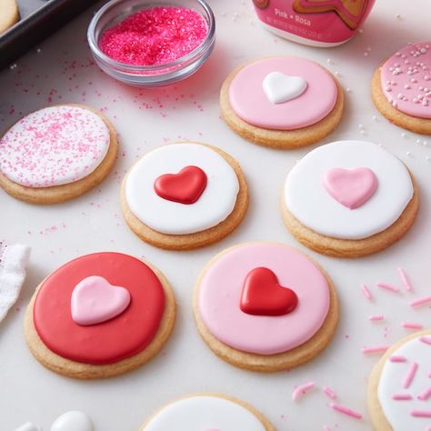 Mini Round Heart Cookies http://www.michaels.com/m/B_87362 Valentine Breakfast, Valentine Goodies, Cookies Dough, Valentines Day Sugar Cookies, Valentine Cookies Decorated, Flooding Cookies, Valentine Sugar Cookies, Valentines Baking, Pink Cookies