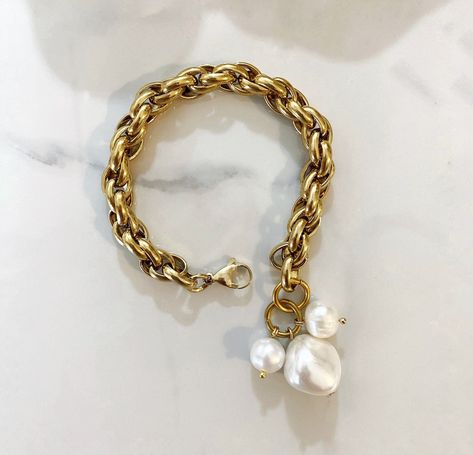 Thick Gold Chain, Pearl Charm Bracelet, Chunky Gold Chain, Chunky Bracelet, Vintage Charm Bracelet, Chunky Bracelets, Toggle Bracelet, Real Pearls, Bracelet Vintage