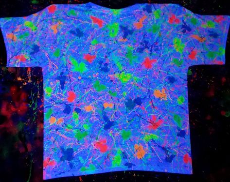 Puffy Paint Shirts, Airbrush T Shirts, Crazy Design, Glow Paint, Neon Birthday, Paint Shirts, Neon Painting, T Shirt Painting, Rave Party