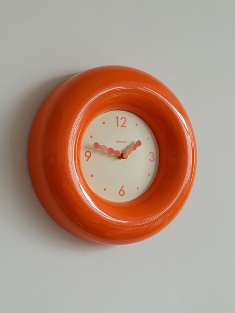 Enhance your decor with the exquisite jelly orange round art silent wall clock. Its artistic design and silent mechanism make it ideal for any room, combining style with functionality effortlessly. Material:ResinSize:29cm(L)(1 inch=2.54cm) Designer Clocks, Aesthetic Clocks For Bedroom, Retro Wall Lights, Funky Wall Clock, Round Clock, Gallery Wall Living Room Eclectic, Orange Accessories Aesthetic, Frutiger Aero Room Decor, Wall Decor Vintage