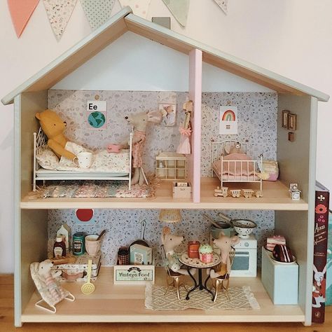 Sue • Yoyo and Flo on Instagram: “Saturday night vibes in the mouse house 🏠 🐭🧸 🍰 . . . #maileg #mailegworld #yoyoandflo #maileghouse #mailegdollhouse #poppenhuis…” Maileg Furniture, Maileg Doll House, Ikea Hack Kids, Ikea Dollhouse, Maileg Dolls, Ikea Play Kitchen, Doll House Plans, Dolls House Interiors, Gifts For Children