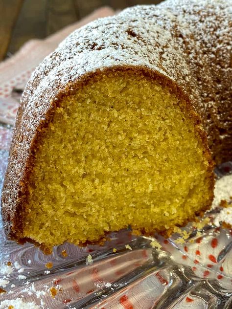 Moist and delicious sherry cake Sherry Bundt Cake Recipe, Sherry Bundt Cake, Boozy Bundt Cake, Sherry Wine Cake, Cream Sherry Recipes, Sherry Cakes, Wine Bundt Cake, Sherry Cake, Sherry Recipes