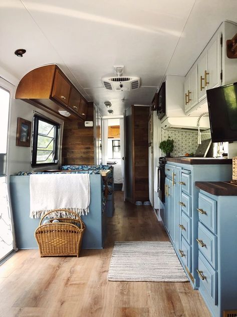 Before & After: A 1986 Fleetwood Trailer Gets a Cozy, Colorful DIY Makeover #dwell #beforeandafter #modernhomerenovations #camperandtrailerremodels #modernsmallspacedesign #tinyhomes Rv Flip, Camper Revamp, Diy Butcher Block Countertops, Trailer Inspiration, Bus Remodel, Caravan Interiors, Rv Glamping, Vinyl Wood Planks, Rv Inspiration