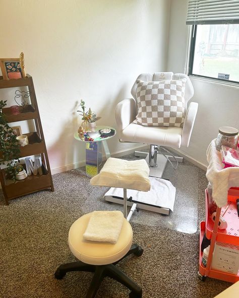 At Home Pedicure Station, Pedicure Chair Ideas Small Spaces, Pedicure Set Up Ideas, Home Based Nail Tech, Pedicure Room, Home Pedicure, Nail Salon Interior Design, Pedicure Station, Nail Salon Interior