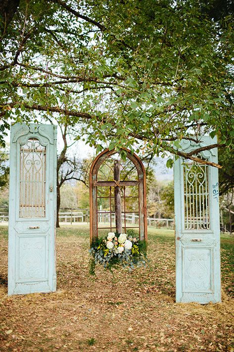 Antique Shutters, Decorative Fencing, Paradise Wedding, Fall Farm, Wedding Decoration Ideas, Wedding Backdrops, Wedding Altars, Rustic Doors, Back Drop